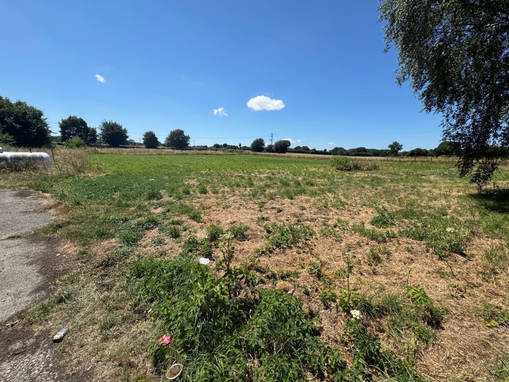Lot: 107 - PERIOD FREEHOLD FREEHOUSE ON 1.5 ACRE PLOT WITH POTENTIAL - The grounds